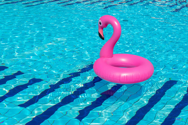 Meereshintergrund. Rosa aufblasbare Flamingo im Pool Wasser für Sommer Strand Hintergrund. Luxusreisen - Foto, Bild