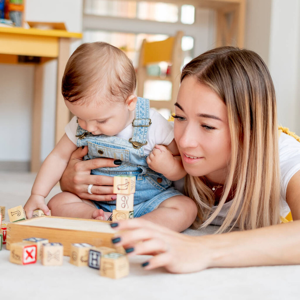 Mãe feliz e filho brincando com cubos, educação e desenvolvimento precoce - Foto, Imagem