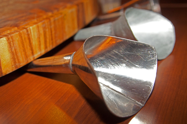 Metallia oleva suppilo, jossa on makkarantuotantoon tarkoitettu puulevy
 - Valokuva, kuva