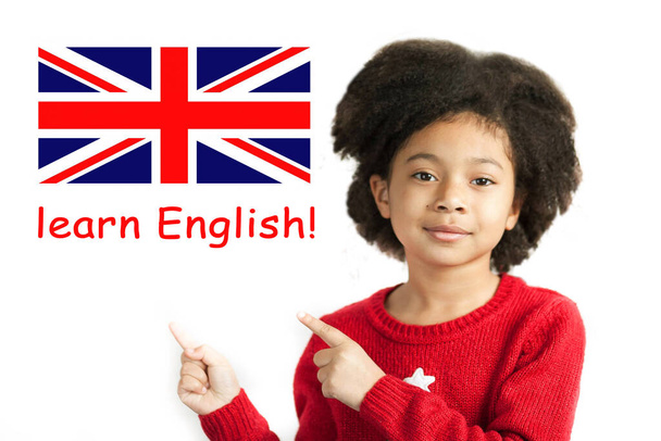 ritratto di una bambina afroamericana che punta sulla bandiera britannica con scritte imparare l'inglese  - Foto, immagini