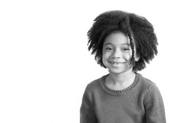 nero bianco foto della bambina sorridente alla fotocamera  - Foto, immagini