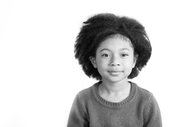 nero bianco foto della bambina sorridente alla fotocamera  - Foto, immagini