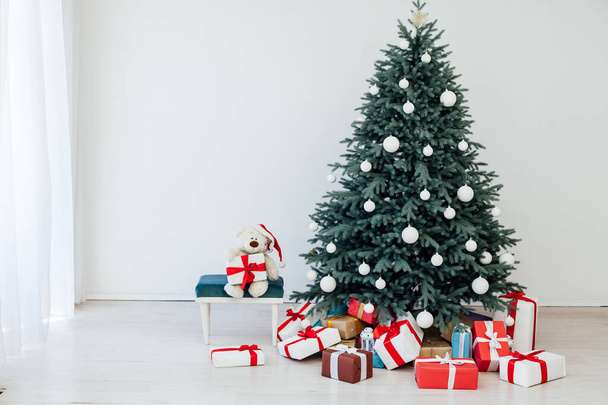 Πρωτοχρονιά διακοπές εσωτερικό Χριστουγεννιάτικο δέντρο διακόσμηση δώρα - Φωτογραφία, εικόνα