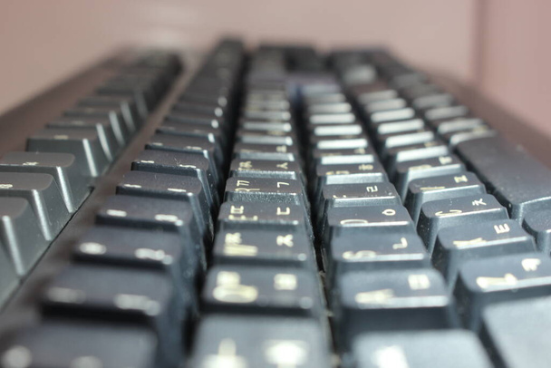 Zbliżenie klawiatury komputera laptopa czarne klawisze z białymi literami i cyframi. Czarne klawisze z białymi znakami. - Zdjęcie, obraz