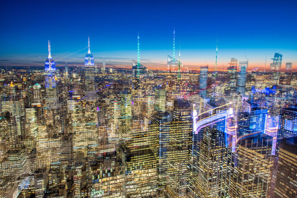 Αφηρημένη του ορίζοντα του Μανχάταν, ουρανοξύστες με θολή κινούμενη κάμερα. Φώτα Νέας Υόρκης. - Φωτογραφία, εικόνα