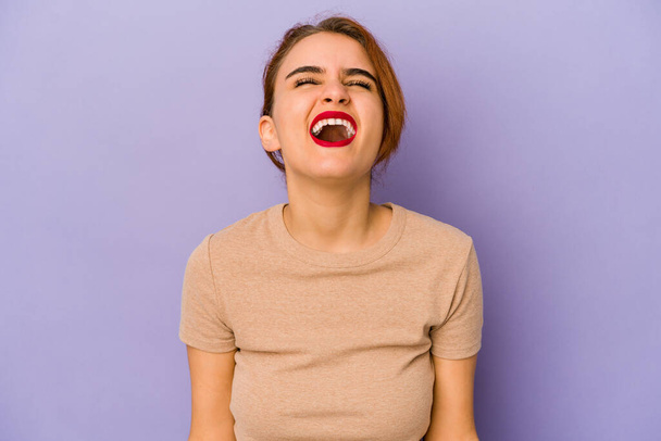 Молодая арабская женщина смешанной расы расслабленный и счастливый смех, шея растянута показывая зубы. - Фото, изображение
