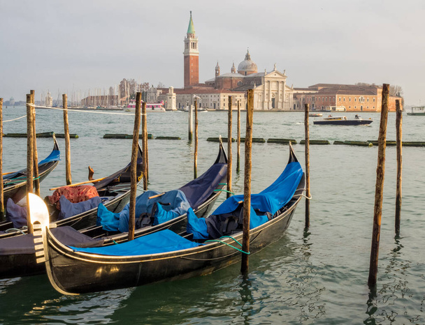 Gondole parkingowe przy Traghetto Gondole Molo, Plac św. Marka - Wenecja, Wenecja, Włochy - Zdjęcie, obraz