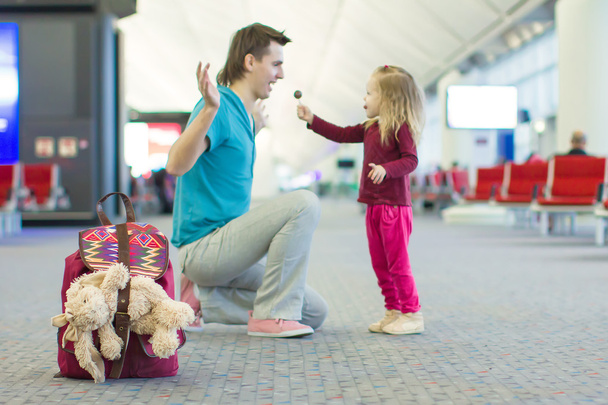 Niña adorable y padre joven en el aeropuerto
 - Foto, imagen