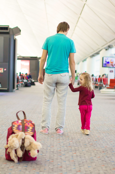 kislány, apa a repülőtéren, várakozás-re egy repülés - Fotó, kép