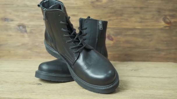 Drogie luksusowe buty skórzane dla mężczyzn na zabytkowym drewnianym tle - Materiał filmowy, wideo