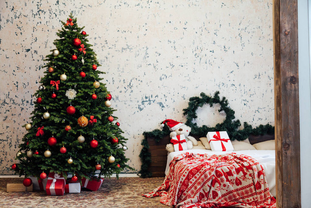 Capodanno arredamento interno albero di Natale camera da letto con letto - Foto, immagini