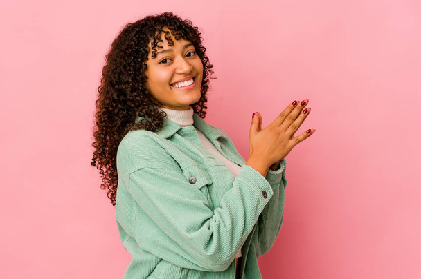 Fiatal afro-amerikai afro nő elszigetelt érzés energikus és kényelmes, dörzsölés kezét magabiztos. - Fotó, kép