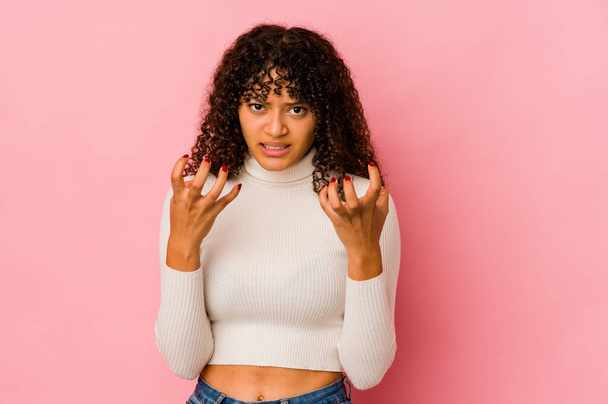 Joven afroamericana afro mujer aislado molesto gritando con las manos tensas. - Foto, Imagen