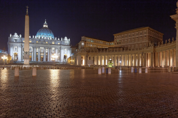 広場サン ピエトロ ローマ イタリアの夜の風景 - 写真・画像