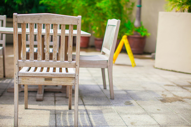 Café ao ar livre com cadeiras brancas
 - Foto, Imagem