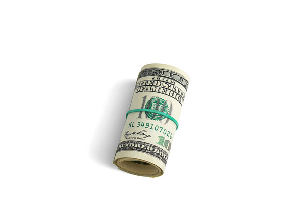 Roll dollarin seteleitä sidottu elastinen bändi valkoisella pohjalla varjo. - Valokuva, kuva