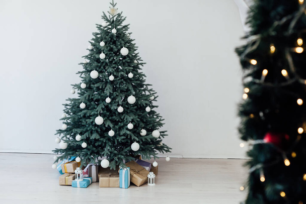 Nový rok dovolená interiér vánoční stromeček dekorace dárky - Fotografie, Obrázek