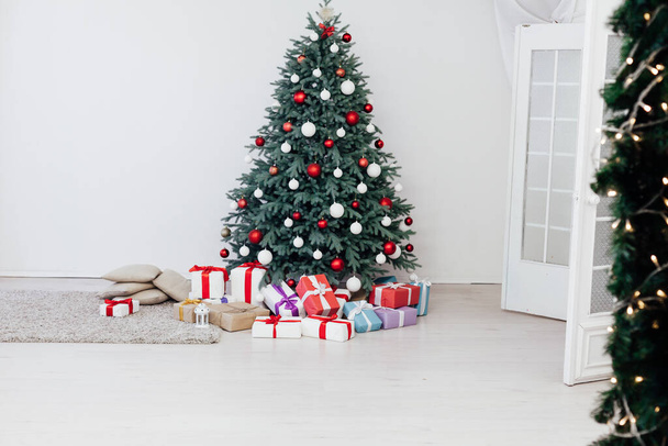 新年ハッピークリスマスツリーの装飾はインテリアポストカードを提示します - 写真・画像