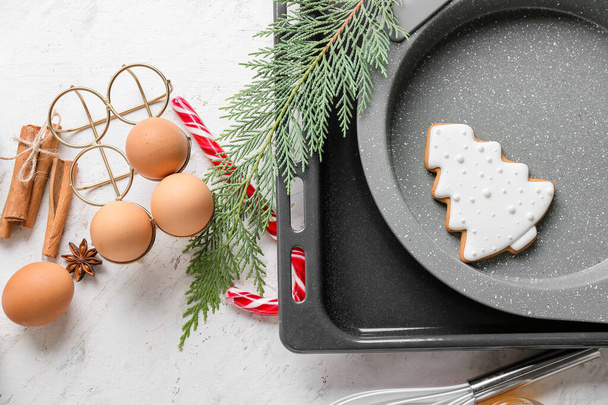 Tojás karácsonyi cookie-k és sütőeszközök fehér alapon - Fotó, kép
