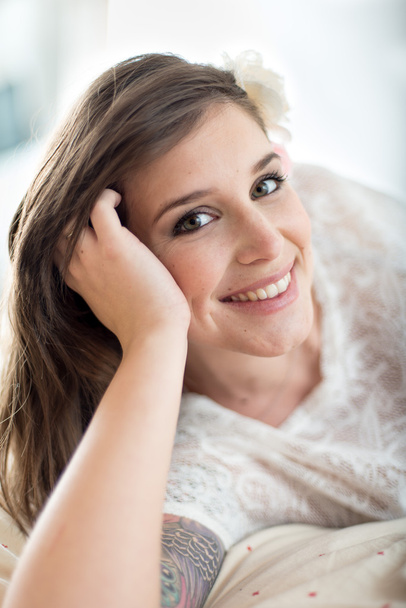 Natural light portrait of an attractive woman - Foto, afbeelding