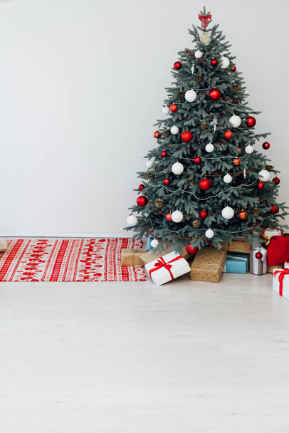 Διακοπές Πρωτοχρονιά χαρούμενα δώρα χριστουγεννιάτικο δέντρο διακόσμηση - Φωτογραφία, εικόνα
