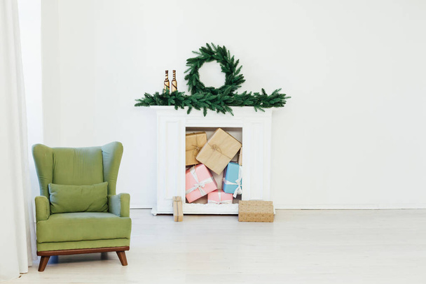 Lareira de árvore de Natal com decoração de presentes guirlanda interior ano novo - Foto, Imagem
