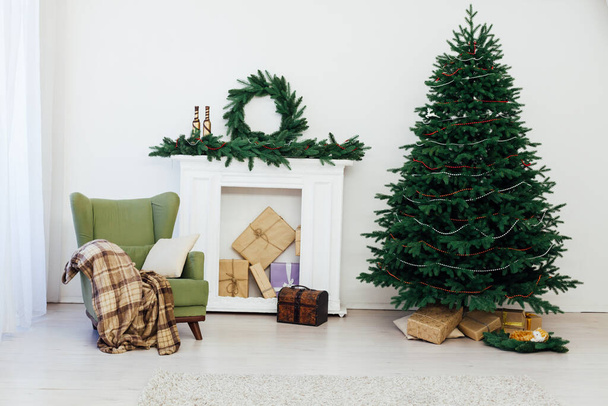 Χριστουγεννιάτικο δέντρο τζάκι με δώρα διακόσμηση γιρλάντα εσωτερικό νέο έτος - Φωτογραφία, εικόνα