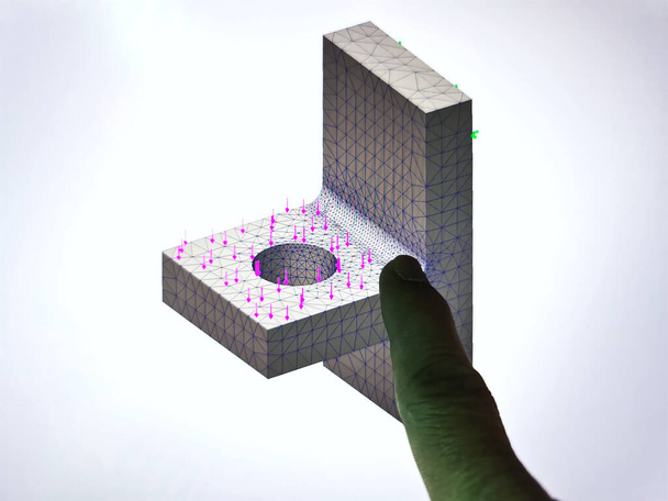Указание пальцем на модель конечного элемента с помощью технологии h-адаптивной сетки - Фото, изображение