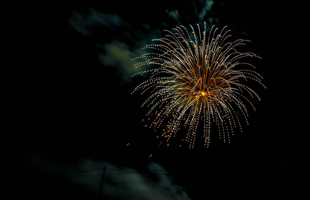 Gyönyörű tűzijáték fekete ég háttér. Kiváló minőségű fénykép - Fotó, kép
