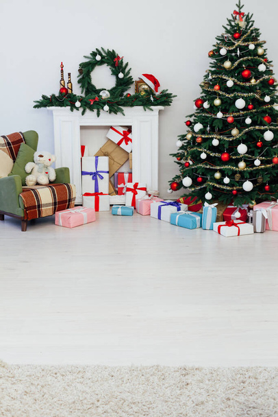 Vánoční strom krb s dárky věnec interiér Nového roku - Fotografie, Obrázek
