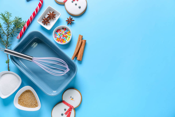 Ingredienti per panetteria natalizia e utensili da cucina su sfondo colore - Foto, immagini