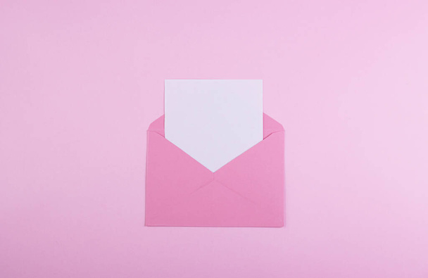 Envelope with a red heart for Valentine's Day on a pink background. the concept of love and tenderness, mother's day - Foto, Bild