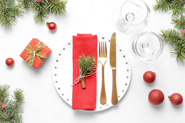 Schöne weihnachtliche Tischdekoration auf weißem Hintergrund - Foto, Bild