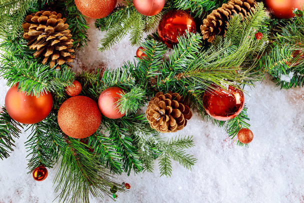 Nouvel An neige de Noël sur branche avec cône de pin, boule de décoration flocons de neige - Photo, image