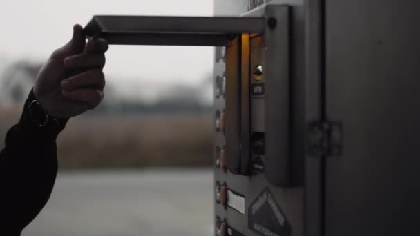 Mies itsepalvelu autopesu avata kansi laskun hyväksyjä ja antaa käteistä - Materiaali, video