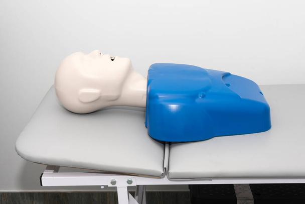 Hospital training dummy on hospital bed with mouth open. Horizontal image with copy space. Medical first aid learning training mannequin - 写真・画像