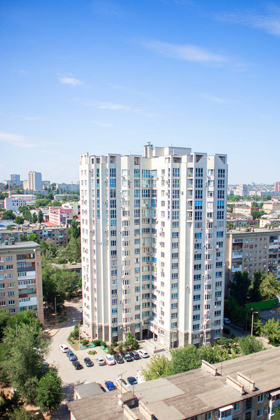 Υψηλό πολυώροφο σύγχρονο κτίριο κατοικιών. Θέα από ύψος του συγκροτήματος κατοικιών - Φωτογραφία, εικόνα