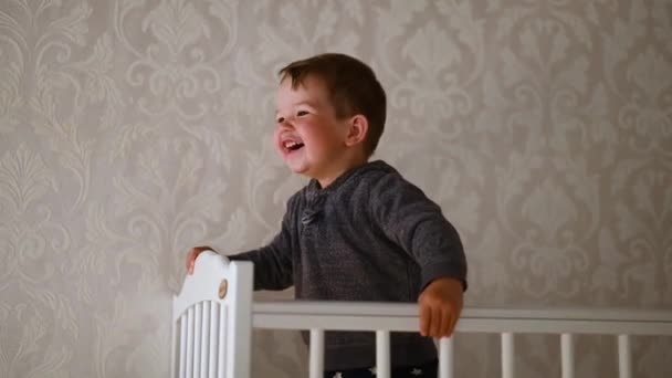 1-2 éves kisbaba otthon szórakozik a kiságyban - Felvétel, videó