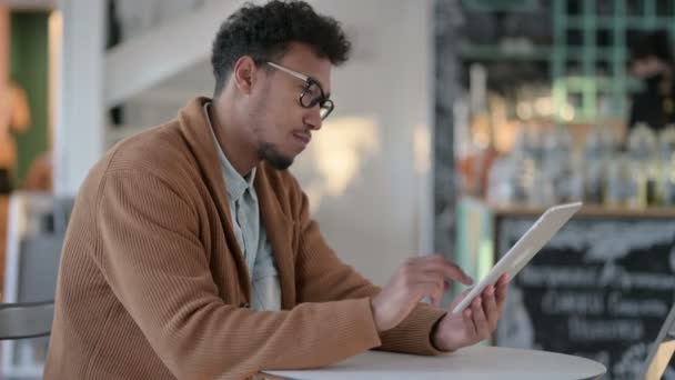 Homme africain utilisant une tablette dans Cafe  - Séquence, vidéo