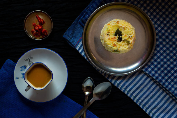 Νότος Ινδός σπιτικό νόστιμο και νόστιμο Rava upma τοποθετείται σε ένα πιάτο με επιλεκτική εστίαση - Φωτογραφία, εικόνα