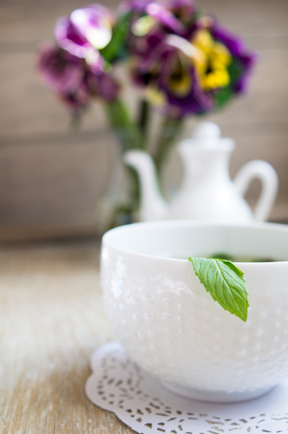 Mint thee, altviolen bloemen en Goedemorgen Opmerking - Foto, afbeelding