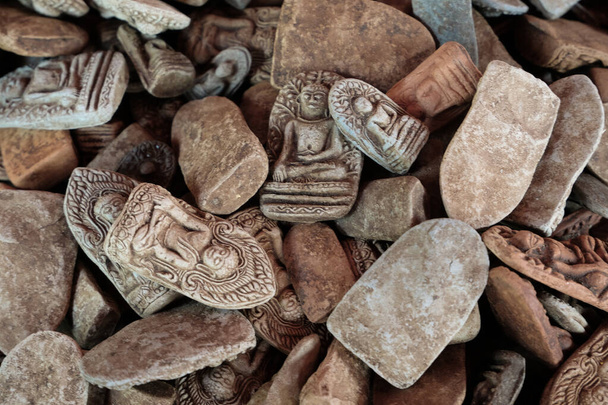 Boeddhisten houden ervan om het amulet te aanbidden voor zijn welvaart. - Foto, afbeelding