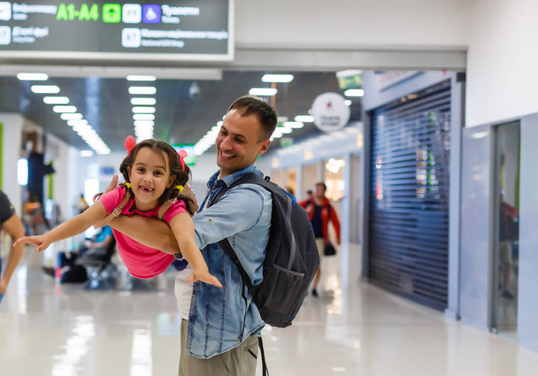 飛行機を見つけましょう。ターミナルの空港での幸せな父親と娘の眺め - 写真・画像