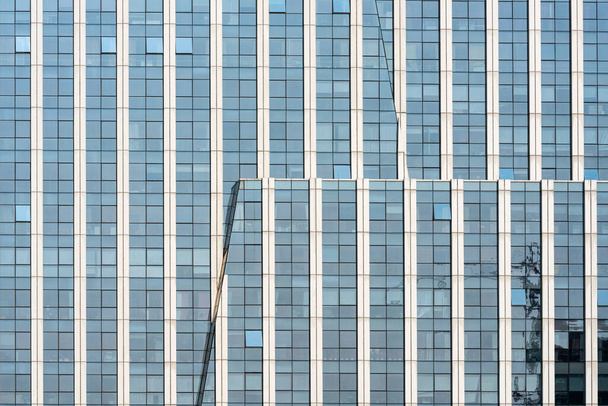 Красивый фон стеклянного офисного здания, отражающего облака в открытых окнах - Фото, изображение