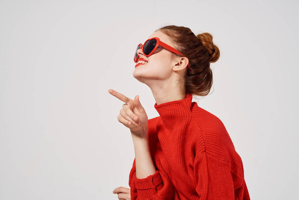 donna in maglione rosso e occhiali alla moda gesticolando con le mani ritagliato vista Copy Space - Foto, immagini