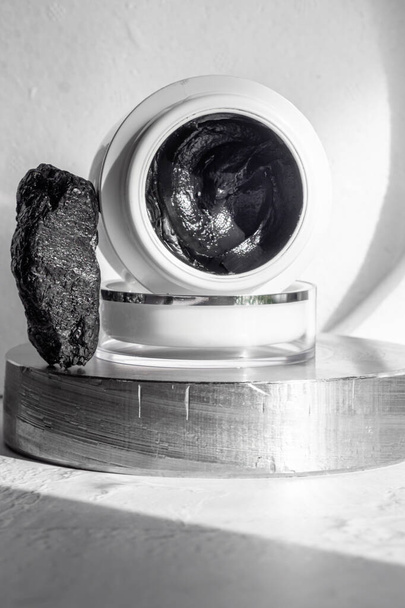 masque noir avec gommage par poudre de charbon activé et caviar, mise au point sélective - Photo, image