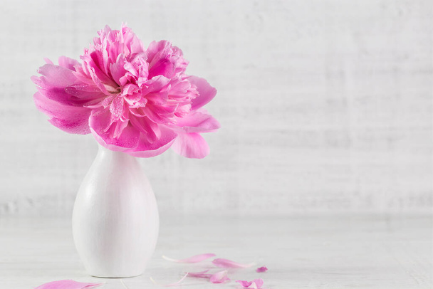 Pink peony on a wooden background. Image for Valentine's Day. - Foto, Imagen