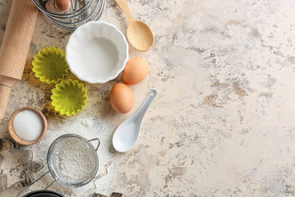 Комплект кухонной утвари и ингредиентов для пекарни на сером фоне - Фото, изображение