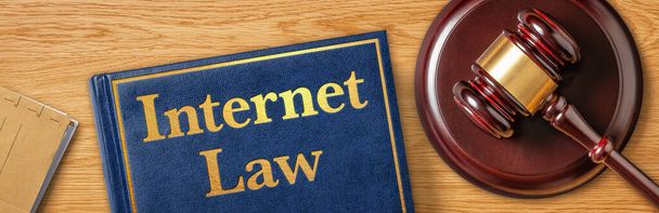 Un mazo con un libro de leyes - Ley de Internet - Foto, Imagen