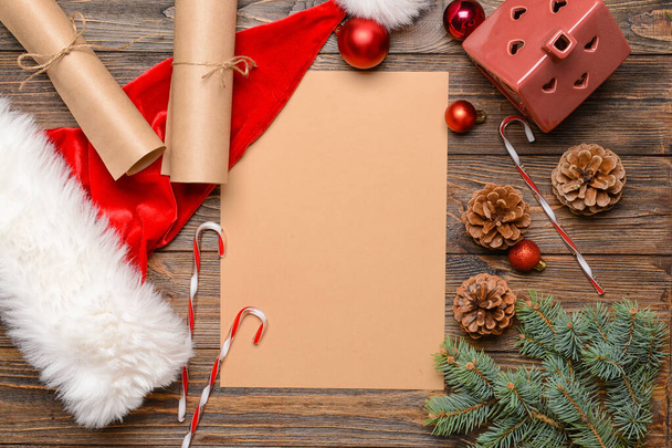 Carta bianca per lettera a Babbo Natale e decorazioni natalizie su sfondo di legno - Foto, immagini
